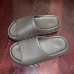 YEEZY SLIDES (SIZE FIVE) BROWN (EARTH BROWN)